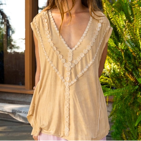 💝Boutique POL💛V-Neck Cap Sleeve Tee w/Daisy🌼 Trim - Picture 2 of 3